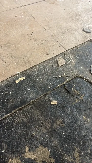 Black bitumen mastic floor removal in a N17 flat